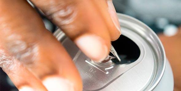 #PraCegoVer. Sequência em carrossel. Nesta imagem aparece a mão do homem negro abrindo a lata de refrigerante, com os dedos polegar e indicador.