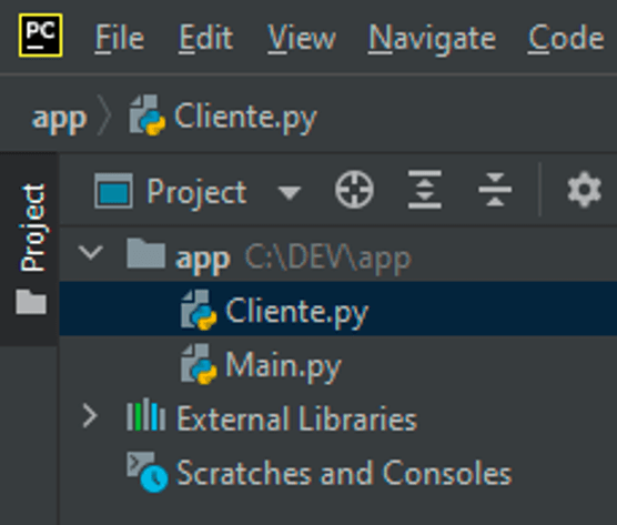 #PraCegoVer. A imagem mostra um recorte da tela de console do projeto Cliente.py. Em destaque está a classe Main.py