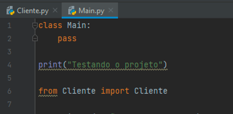 #PraCegoVer. A imagem mostra um recorte da tela de console do projeto Cliente, com a classe Main. Em destaque está o parâmetro: class Main: pass